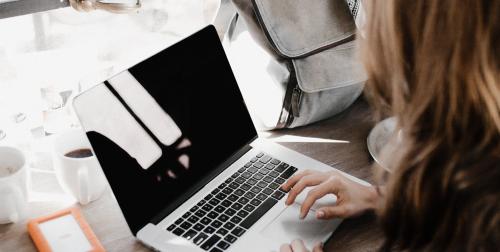 werken aan laptop